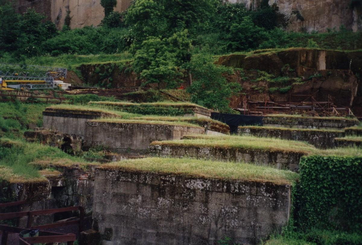 29-05-98 - Orvieto - necropole etrusque, plusieurs tombes.jpg